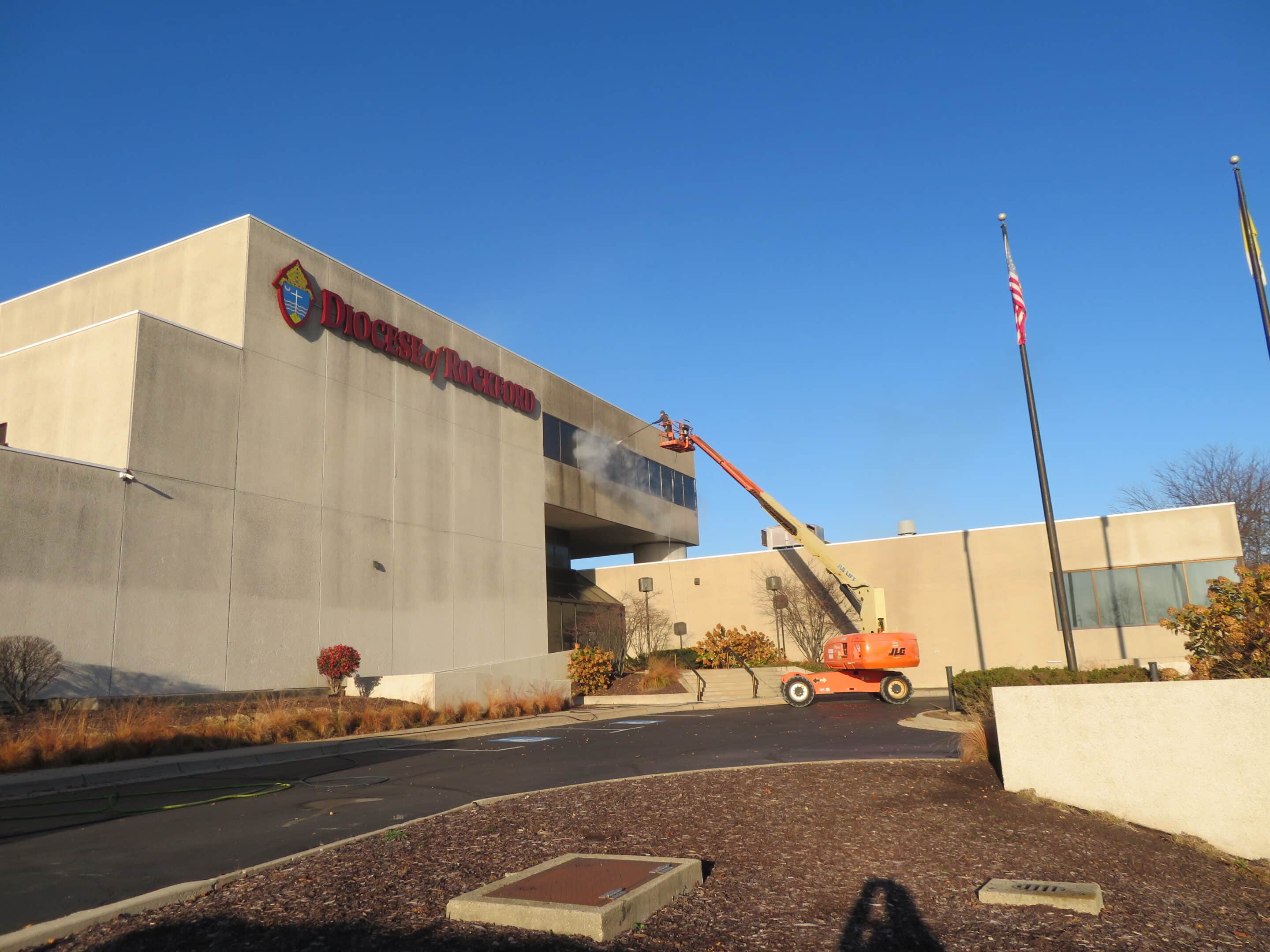 Douglas Simons Cleaning a Building facade<br />
